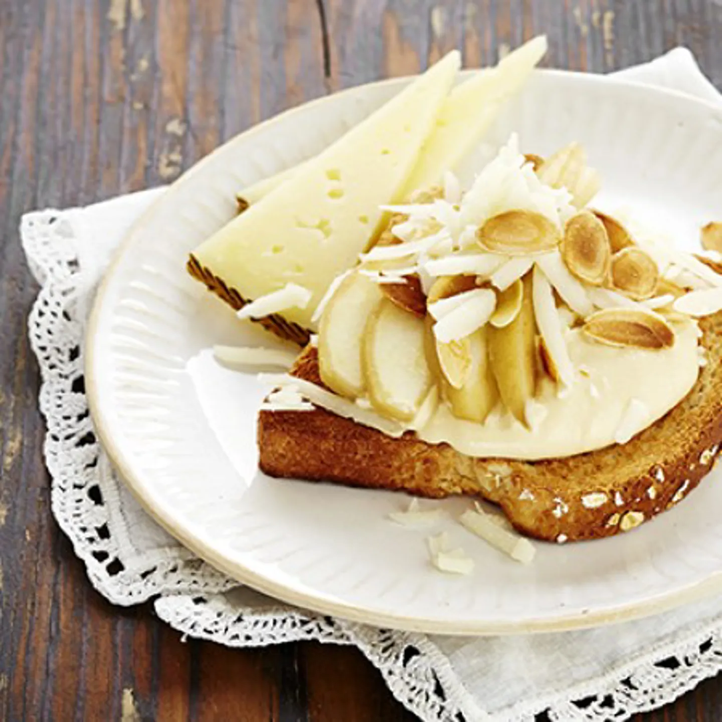 Toast med päron och manchego Fazer.se