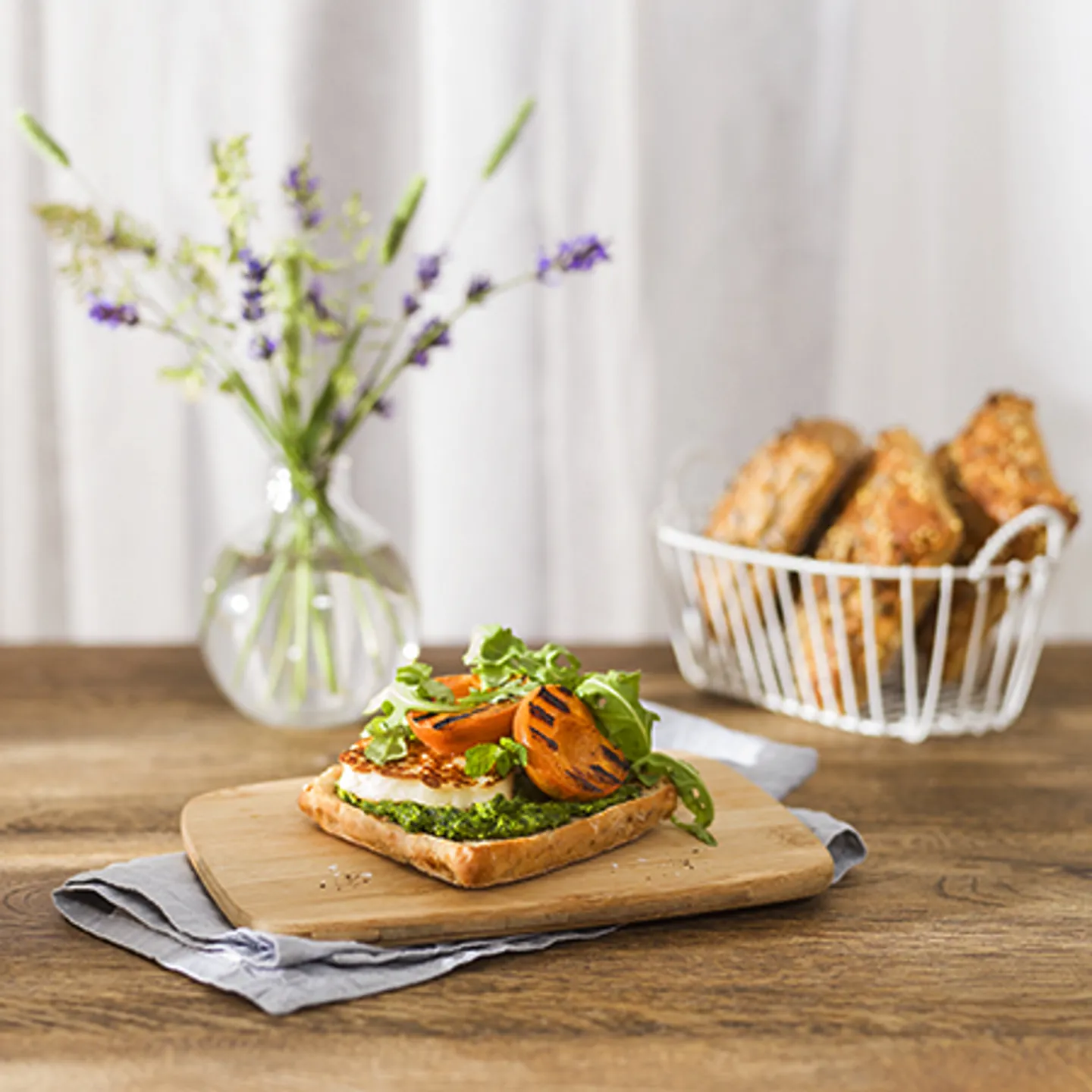 Kusar med grillad halloumi, aprikoser och ruccola - Fazer.se