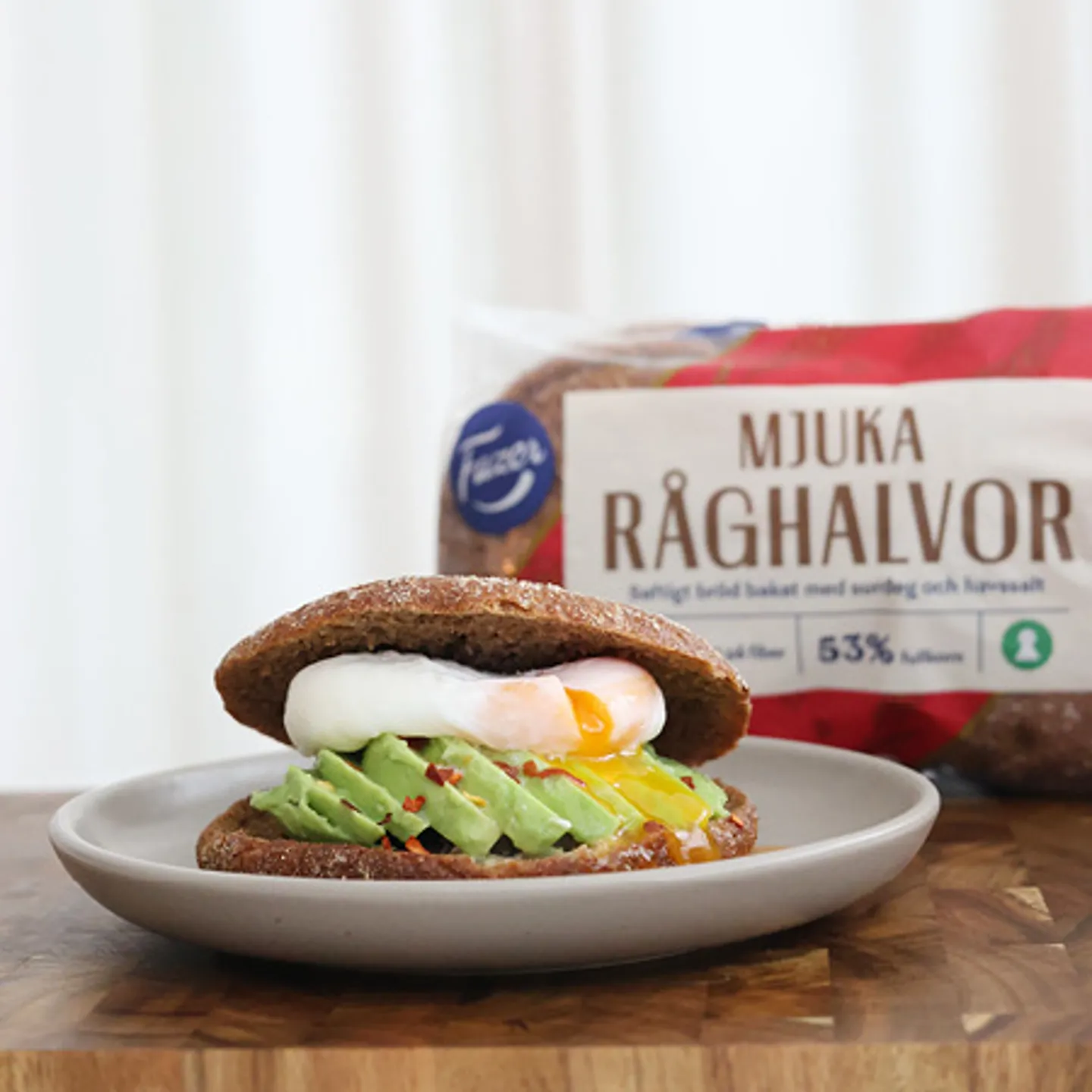 Fullkornsmacka med avokado och pocherat ägg - Fazer.se