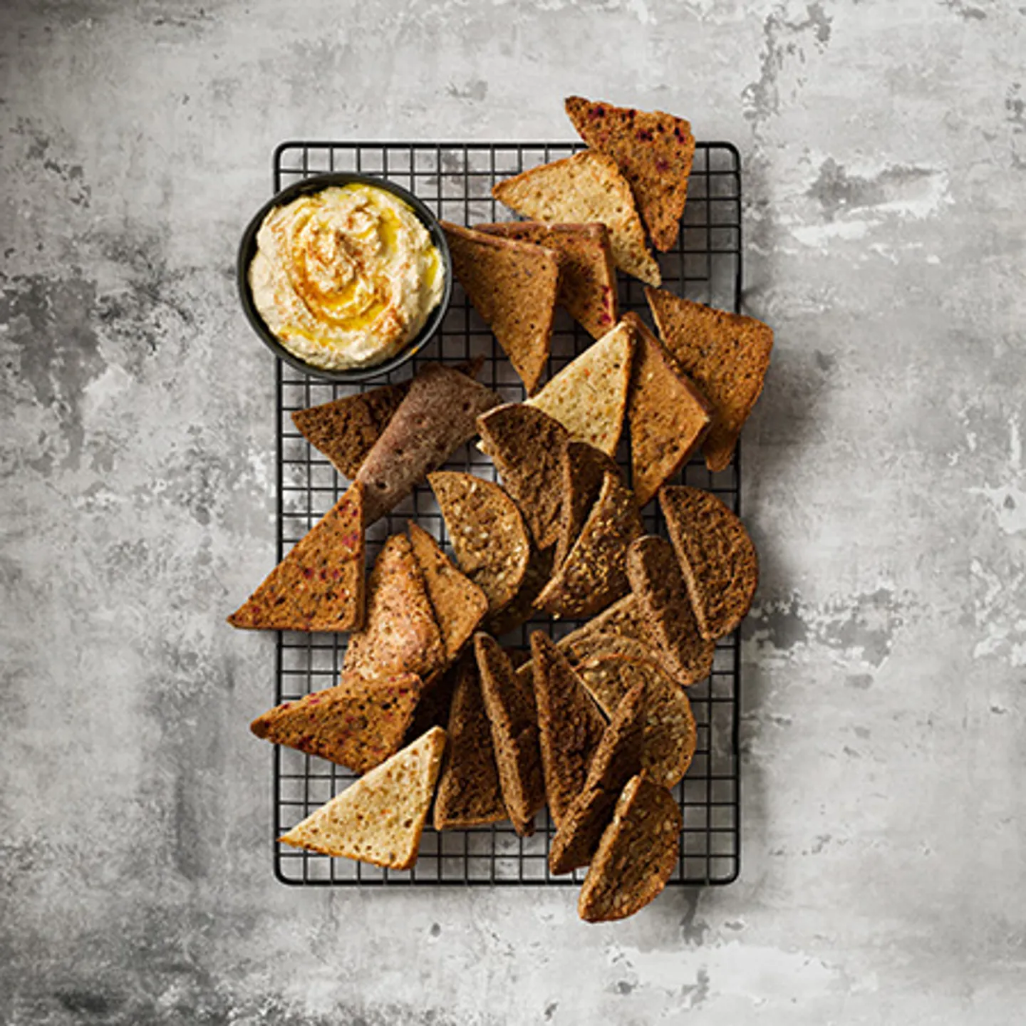 Krispigt ugnsbakade brödchips med hummus - Fazer.se